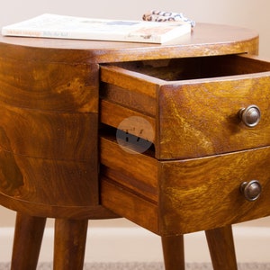Gebogener Mini-Nachttisch mit 2 Schubladen Kleiner Nachttisch aus Holz Kleiner Beistelltisch aus Holz Kompakter Nachttisch Schlanker Nachttisch Bild 4