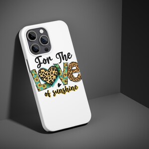 Puede incluir: Carcasa blanca para iPhone con un gr&aacute;fico de un coraz&oacute;n con estampado de leopardo y girasoles. El texto "For the love of sunshine" est&aacute; impreso en la carcasa.