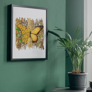 Puede incluir: Una impresi&oacute;n enmarcada de una mariposa amarilla con un dise&ntilde;o floral sobre un fondo blanco. La mariposa est&aacute; hecha de girasoles y tiene un cuerpo marr&oacute;n. El fondo es un dise&ntilde;o abstracto dorado y marr&oacute;n.