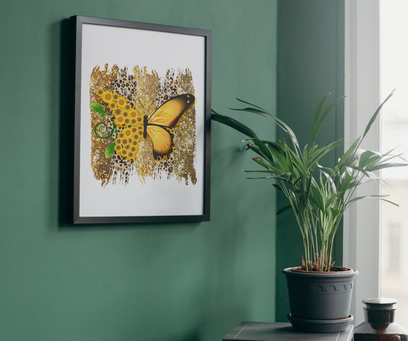 Puede incluir: Una impresi&oacute;n enmarcada de una mariposa amarilla con un dise&ntilde;o floral sobre un fondo blanco. La mariposa est&aacute; hecha de girasoles y tiene un cuerpo marr&oacute;n. El fondo es un dise&ntilde;o abstracto dorado y marr&oacute;n.