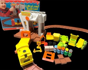 Ferrocarril de carga y elevación vintage Fisher-Price n.° 943 completo con extras en caja abierta