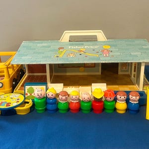 Vintage Fisher-Price Play Family Nursery School Complete #929 With Extras