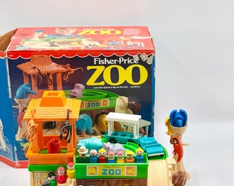 Peut inclure: Un ensemble de jeu Fisher-Price Zoo vintage comprenant une structure à plusieurs niveaux avec un toit orange, une base verte et un terrain beige rappelant la roche. Inclut des figurines d'animaux, des personnages, un véhicule et un chariot.