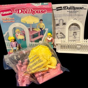 Vintage 1991 Playskool Dollhouse Back Yard Barbecue Novo em caixa aberta #1592 com extras