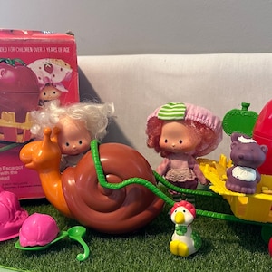 Wózek ślimakowy Strawberry Shortcake z lat 80. XX wieku Escargot w komplecie z pudełkiem nr 43200 i dodatkami