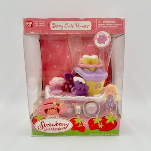 2002 Bandi Strawberry Shortcake Berry Cute Houses Rare Cakewalk with Angel Cake New in box