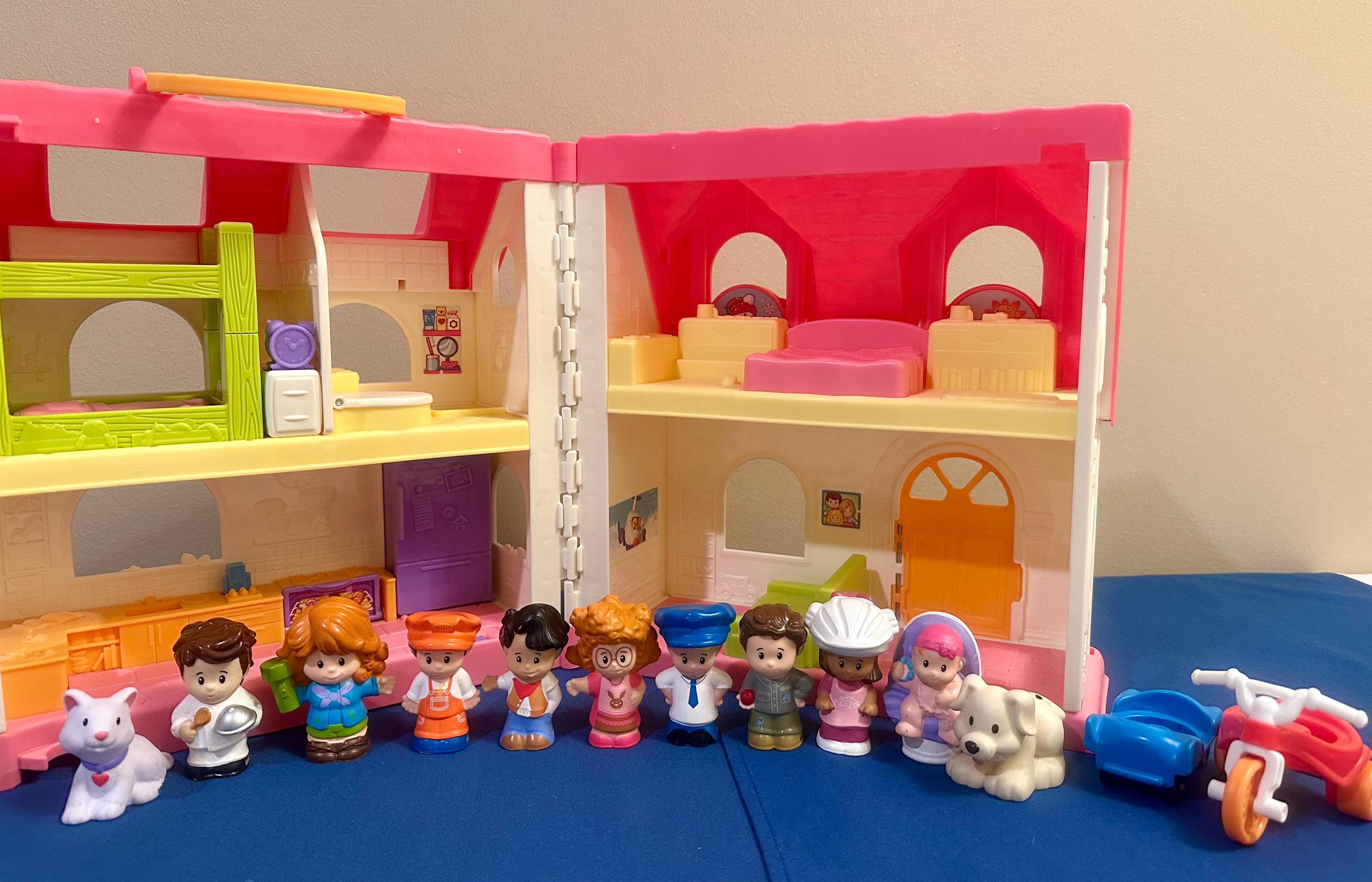 Fisher-Price Little People Surprise &amp; Sounds  by Fisher-Price [並行輸入品] Amazon.com: Fisher-Price Little People Toddler Toy Surprise