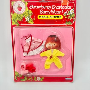 Vintage Kenner 1981 Strawberry Shortcake Berry Wear 2 Outfits New in package