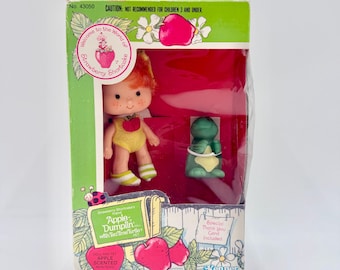 Figurine - Charlotte aux fraises (14 cm ) avec sa cuisine - Label Emmaüs