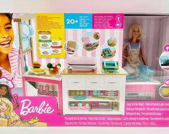 人形付★Barbie Ultimate Kitchen Doll & Playset with Lights & Sounds Barbie Ultimate Kitchen – Coffret de jeu Cuisine et poupée Barbie