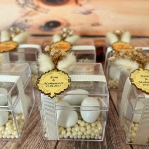 Regalos de boda especiales del maestro de los regalos de boda, un maravilloso regalo de agradecimiento con deliciosas grageas de chocolate y flores en la caja.