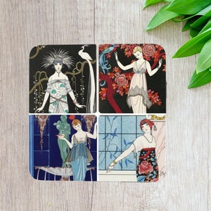 Set di 4 sottobicchieri Art Déco, quattro stampe di George Barbier, illustrazioni di moda anni &#39;20, decorazioni da tavola vintage in legno. Decorazione per la calza della Befana.