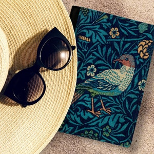 Funda para pasaporte de William Morris con estampado de pájaros para mujer, funda para pasaporte de piel sintética con estampado vintage, organizador de viaje. Regalo para trotamundos