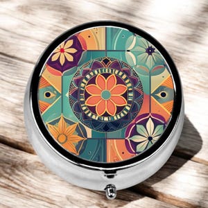 Boîte à pilules fleurie avec miroir, étui à pilules art déco pour sac à main, organiseur de médicaments de style vintage avec 3 compartiments. Cadeau rétro pour elle