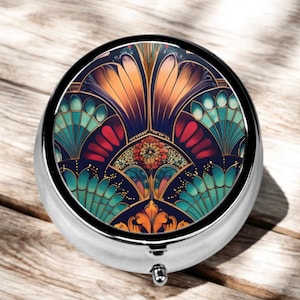 Art-deco pillendoosje met spiegel in groenblauw, goud en rood, pillendoosje voor handtas, vintage medicijnopberger met 3 vakken. Retro cadeau voor haar