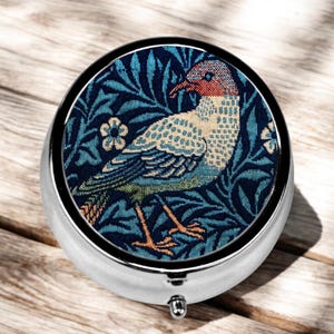 William Morris pillendoosje met spiegel, vintage pillendoosje voor handtas, Birds Design medicijnopberger, 3 vakken. Retro cadeau voor haar