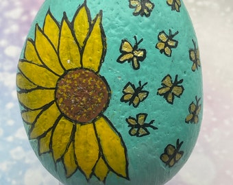 Girasol y mariposas, arte con guijarros, roca pintada