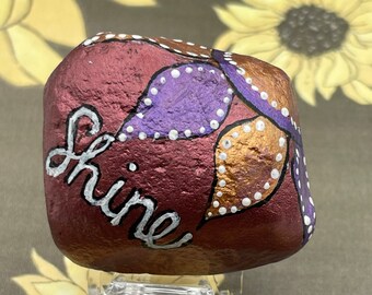 Brilho de flor em tinta metálica, pedra pintada, inspirador, pedra da gentileza