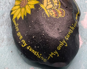Roca pintada con forma de corazón con "Eres mi sol", girasol, mariposa, pintura en piedra, rocas de la amabilidad