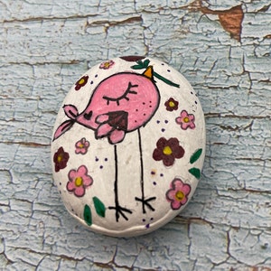 Pájaro de patas largas con flores, arte animal, roca pintada, pintura en piedra