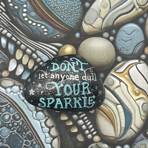Não deixe ninguém apagar seu brilho, Pedra pintada com glitter, Frase motivacional inspiradora, Pedra da gentileza
