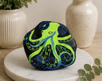 Pieuvre psychédélique peinte en roche, art phosphorescent à la lumière noire, peinture sur pierre réactive aux UV, déco océan néon, cadeau peint à la main