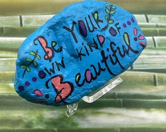 Seja seu próprio tipo de arte em pedra bonita e inspiradora, rocha pintada com positividade