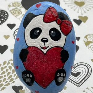 Oso panda caprichoso con lazo y corazón, regalo de San Valentín, piedra pintada, arte en piedra