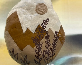 Escena de montaña botánica bohemia, hojas de la naturaleza, roca pintada, arte abstracto en piedra