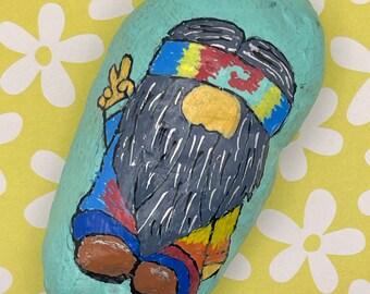 Gnomo hippie niño flor, paz, roca pintada, arte de pintura en piedra