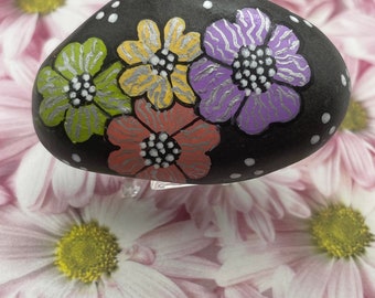 Flores pastel, arte con guijarros y rocas pintadas