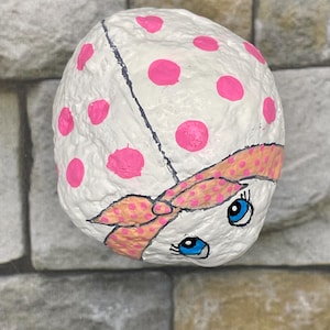 Insecto de bandana de color naranja pálido y lunares de color rosa intenso, arte de piedra único, roca pintada