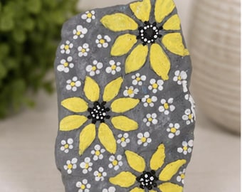 グレー、白、黄色のデイジーが描かれた石、デイジーの花の装飾、ガーデンシェルフの装飾、花好きへのギフト、手描きの石