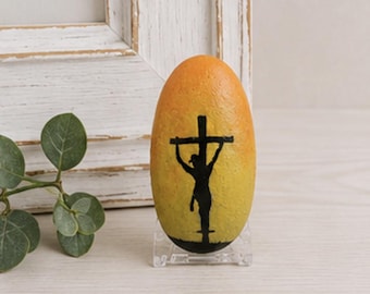 Pietra dipinta con Gesù sulla croce, è finita. Regalo cristiano, decorazione pasquale, pietra religiosa dipinta a mano, decorazione per mensola a tema fede.