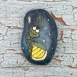Luciérnaga caprichosa, deja que brille tu luz, roca pintada, arte en piedra