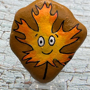 Roca pintada con hojas de arce naranja, arte rupestre con hojas de otoño pintadas a mano, bandeja rústica otoñal con niveles.