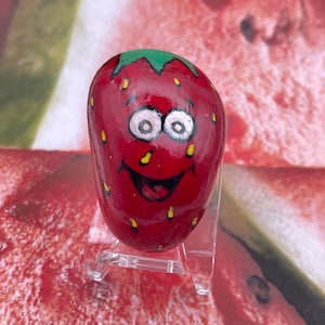 Cartone animato faccia sorridente fragola, roccia dipinta d&#39;estate, pittura su pietra