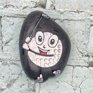 Pelota de golf de dibujos animados caprichosos, golfista, hora del tee, roca pintada de diversión de verano, arte de piedra pintada