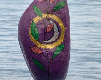 Folhas e flores botânicas roxas Boho, rocha pintada à mão, arte em pedra