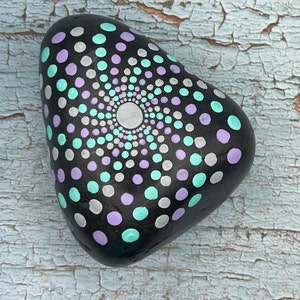 Türkis Lila Windrad Muster, Mandala Mandala Kunst, Bemalter Stein, Stein Malerei