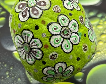Flores com design geométrico abstrato verde, arte em seixos, pintura em pedra, rocha pintada