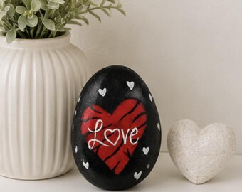 Pietra dipinta a forma di cuore con stampa tigrata, regalo d'amore, decorazione di San Valentino, arte a forma di cuore con stampa animalier, regalo di anniversario, decorazione per mensole