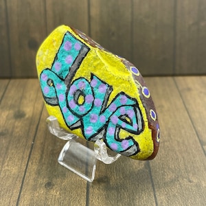 Blase Buchstabe Liebe mit Punkten, Bemalter Stein, Positivität Kieselstein, Steinmalerei, Kindness Rocks