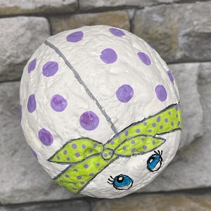 Insecto con bandana verde lima y puntos morados, arte de piedra único, roca pintada
