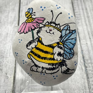 Ape gatto stravagante con fiore dipinto a mano su pietra, pietra artistica a forma di animale, regalo unico per gli amanti dei gatti e delle api