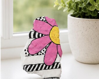 ピンクのデイジーが描かれた石、花柄の棚飾り、花好きへのギフト、ガーデンデコレーション、手描きの石のアート