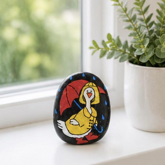Ente im Regenmantel bemalter Stein, Frühling Ente Dekor, süße Ente Geschenk, Regenschirm Ente Kunst, Tier Liebhaber Geschenk, Kinderzimmer Dekor
