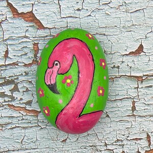 Schattige roze flamingo met roze madeliefjebloemen, Summer Fun Painted Rock, Painted Stone Art