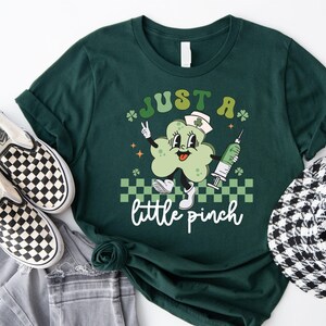 Camiseta de enfermera "Just A Little Pinch Patty", camisetas de enfermera de San Patricio, camiseta del trébol de San Patricio, camiseta de enfermera de la suerte de San Patricio, camiseta irlandesa imagen 2