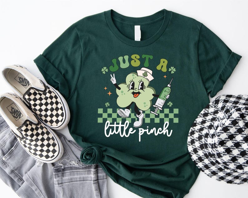 Camiseta de enfermera "Just A Little Pinch Patty", camisetas de enfermera de San Patricio, camiseta del trébol de San Patricio, camiseta de enfermera de la suerte de San Patricio, camiseta irlandesa imagen 2